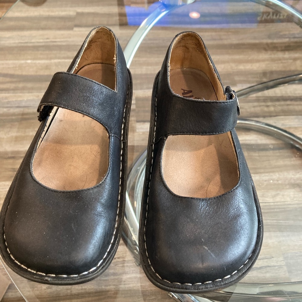 Size 8 women’s black Algeria Mary Jane’s